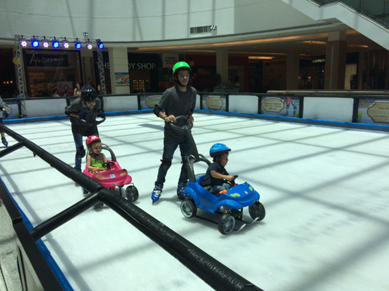 family-ice-fun